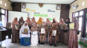 Penyerahan-Al-Quran-kepada-pengurus-masjid-dan-mushola-di-Kecamatan-Dapurang